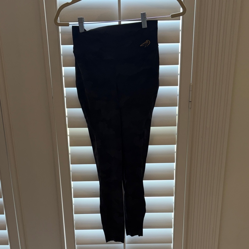 Lululemon Black High-Waist Leggings with Subtle Camouflage